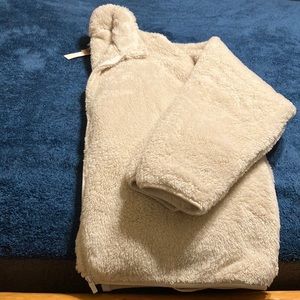 Cream Colored Fuzzy Front Full Front Zipper Side Pockets. XXL